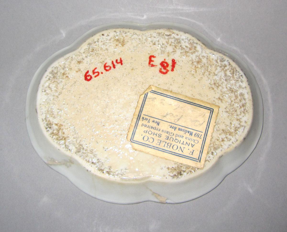1965.0614 Porcelain spoon tray underside
