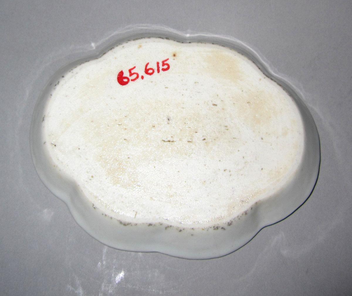 1965.0615 Porcelain spoon tray underside