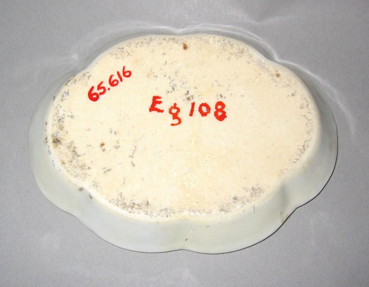 1965.0616 Porcelain spoon tray underside