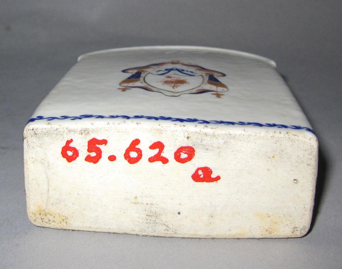 1965.0620 A Porcelain tea cannister underside