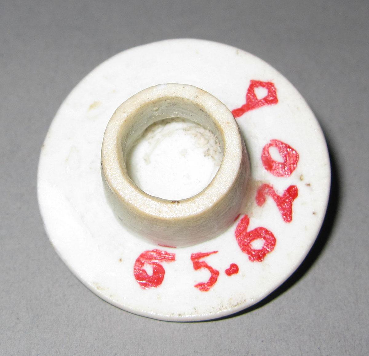 1965.0620 B Porcelain tea cannister cover underside