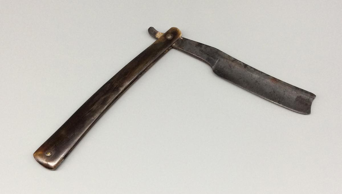 1965.0640 Razor, view 2