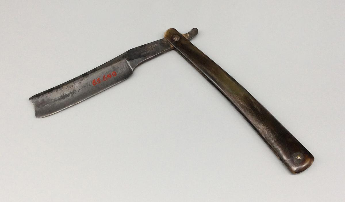 1965.0640 Razor, view 1