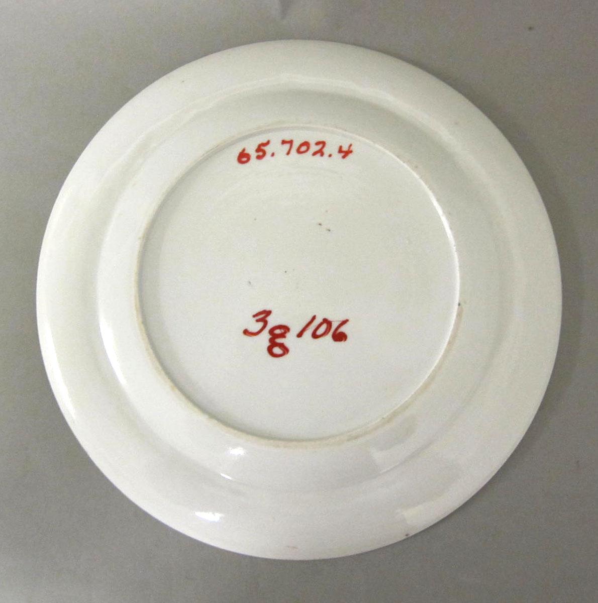 1965.0702.004 Porcelain plate underside