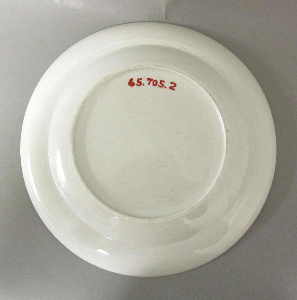 1965.0705.002 Porcelain plate underside