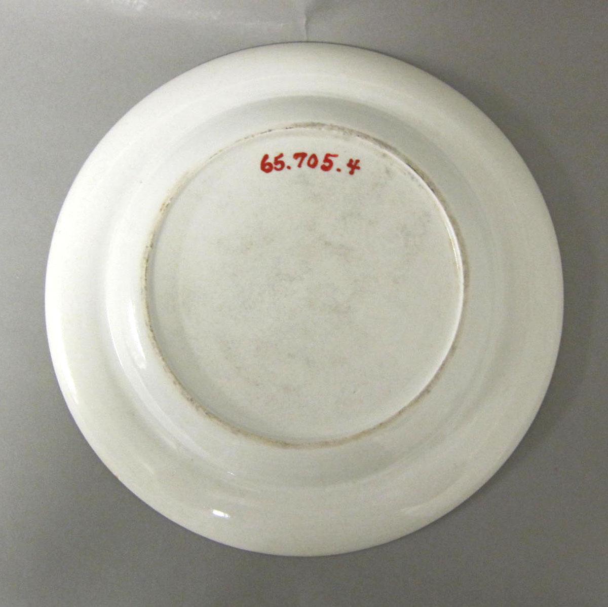 1965.0705.004 Porcelain plate underside