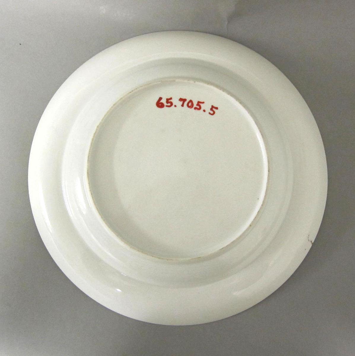 1965.0705.005 Porcelain plate underside