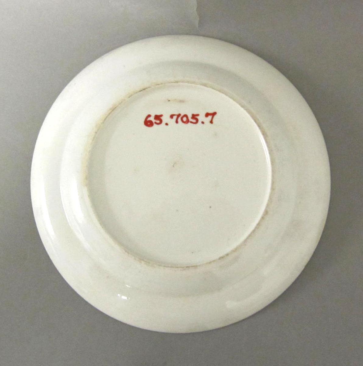 1965.0705.007 Porcelain plate underside