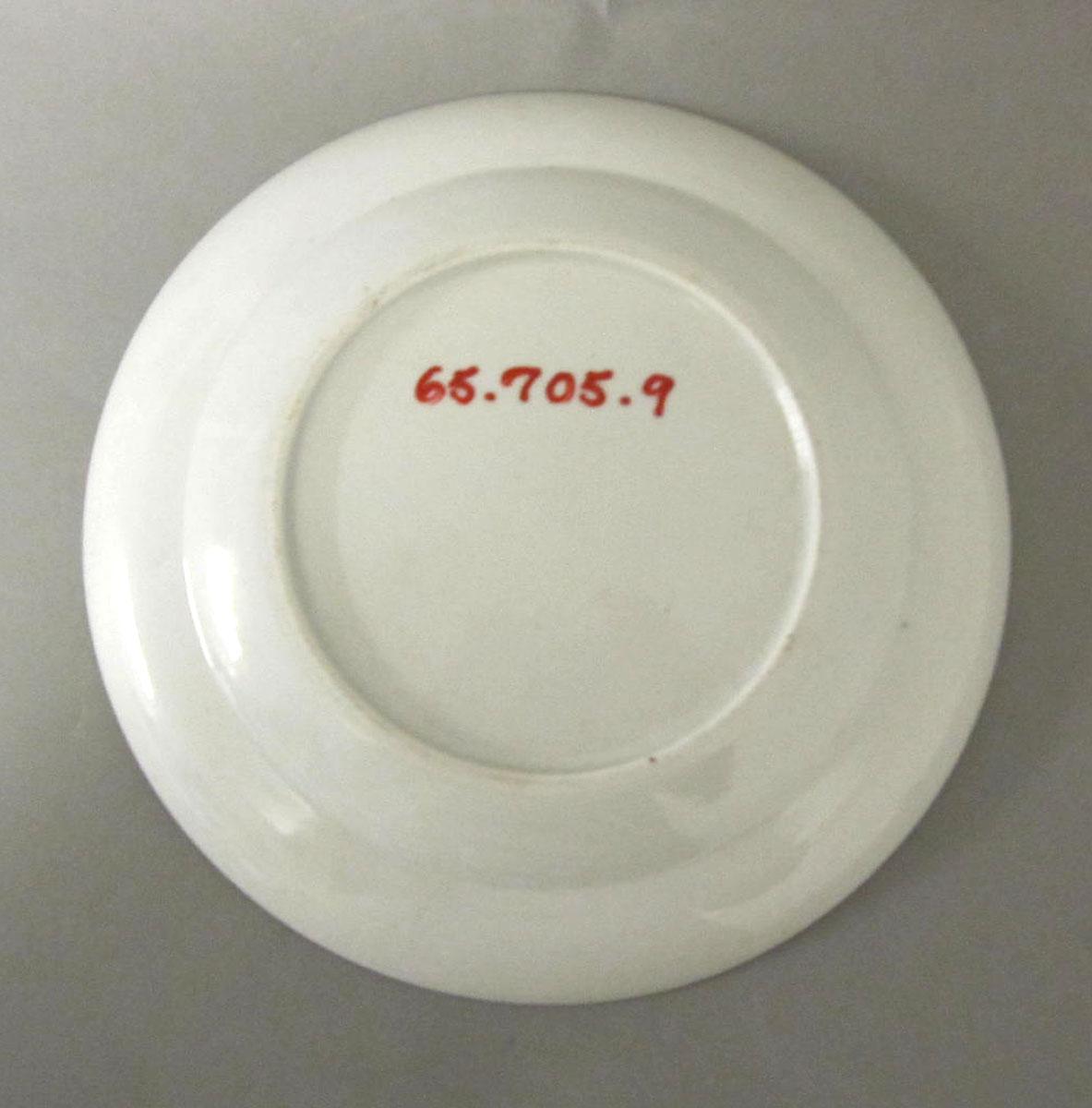 1965.0705.009 Porcelain plate underside