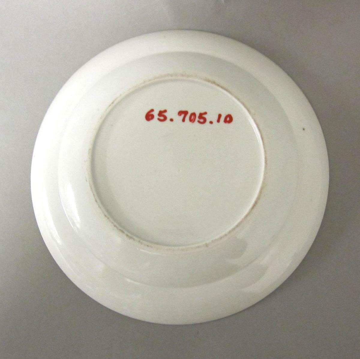 1965.0705.010 Porcelain plate underside