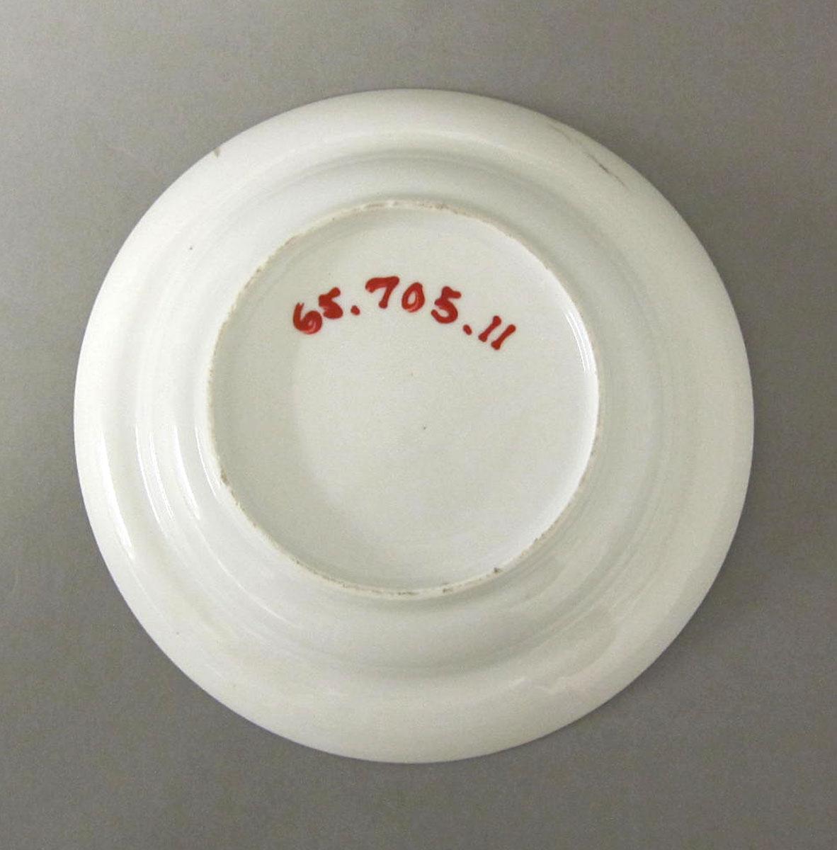 1965.0705.011 Porcelain saucer underside