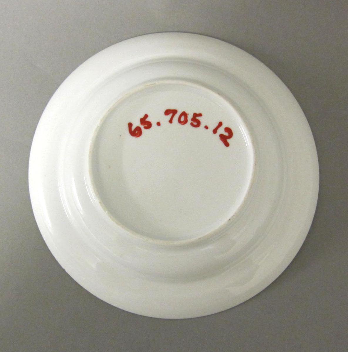 1965.0705.012 Porcelain saucer underside