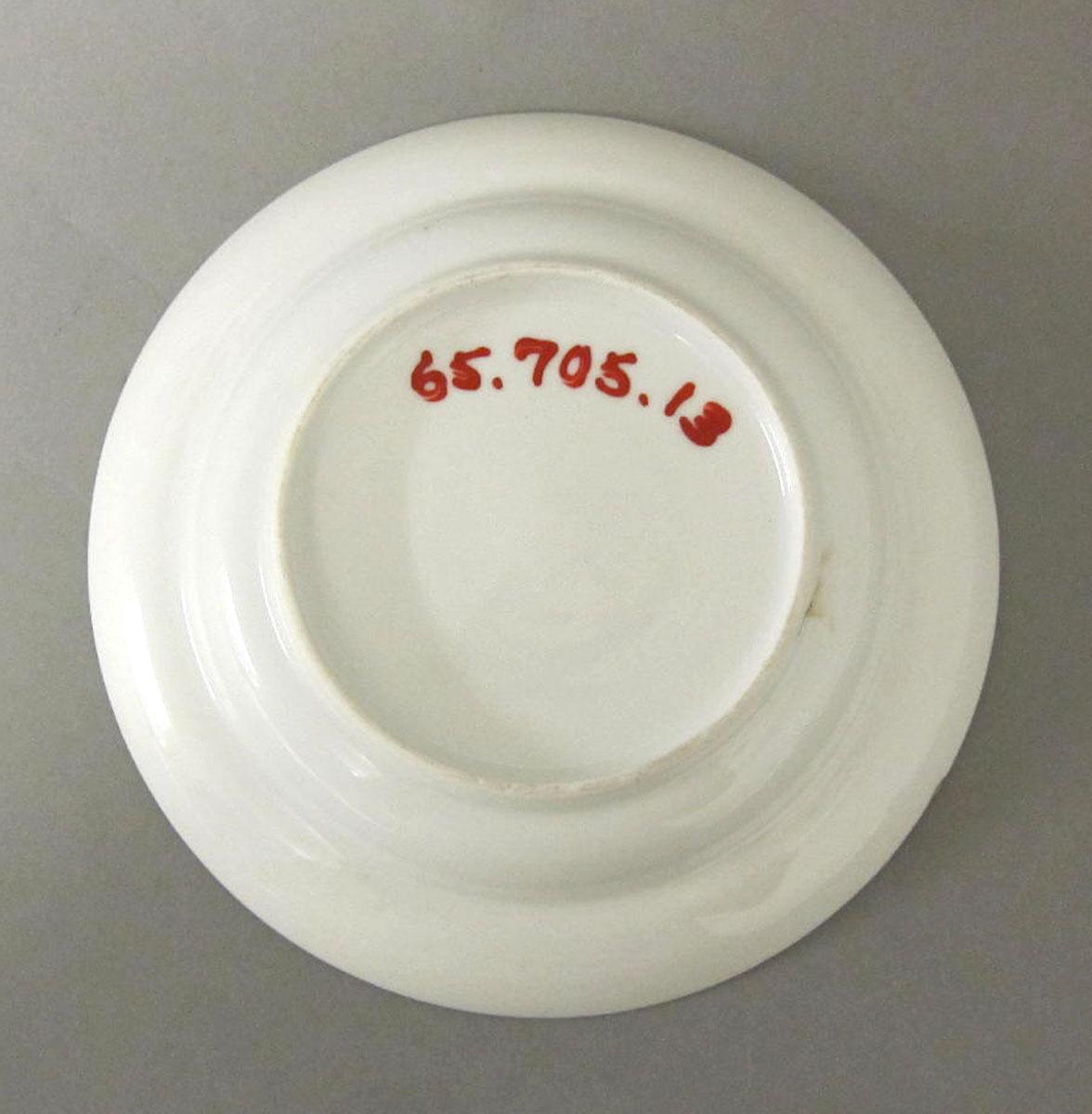 1965.0705.013 Porcelain saucer underside