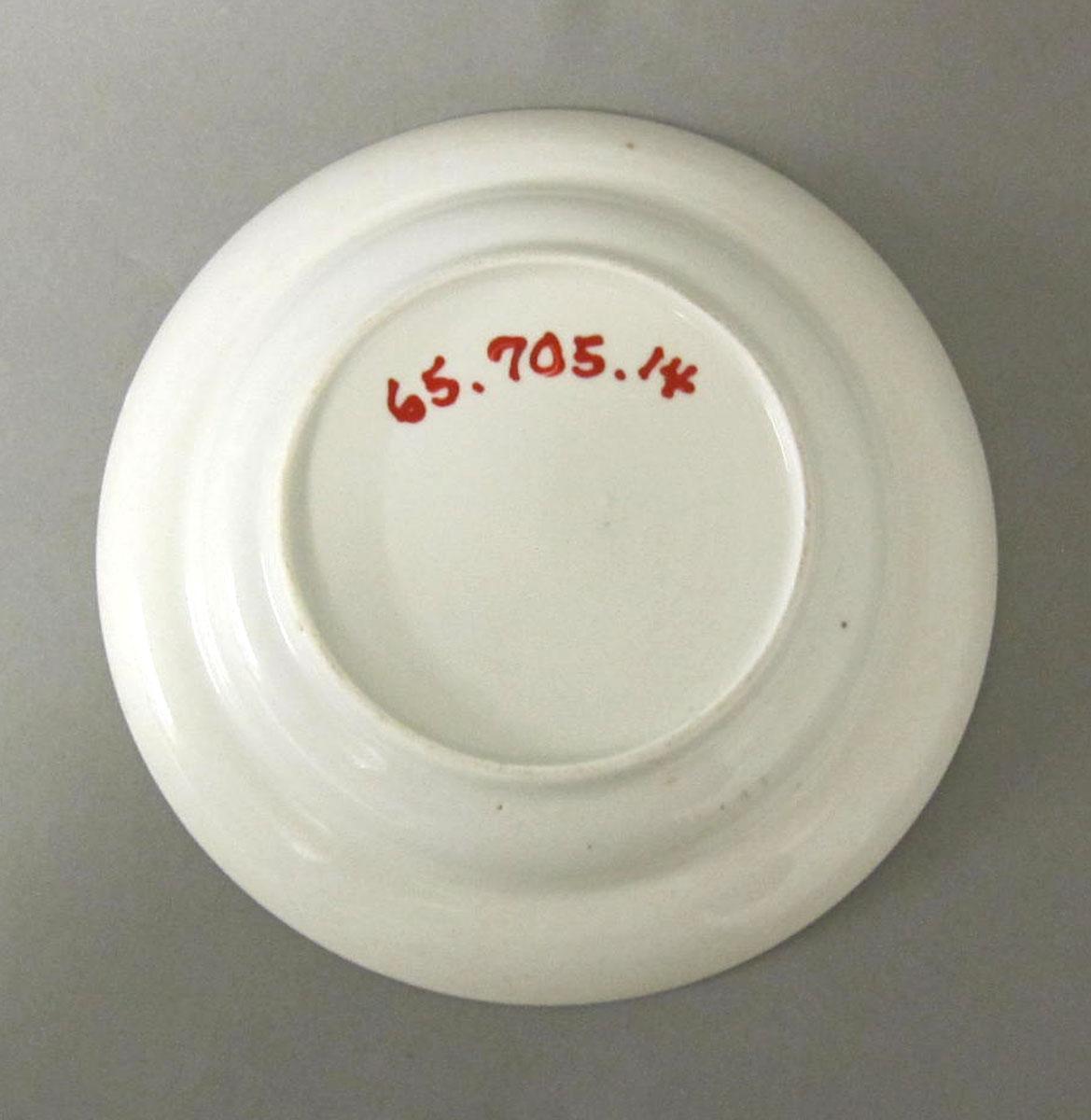 1965.0705.014 Porcelain saucer underside