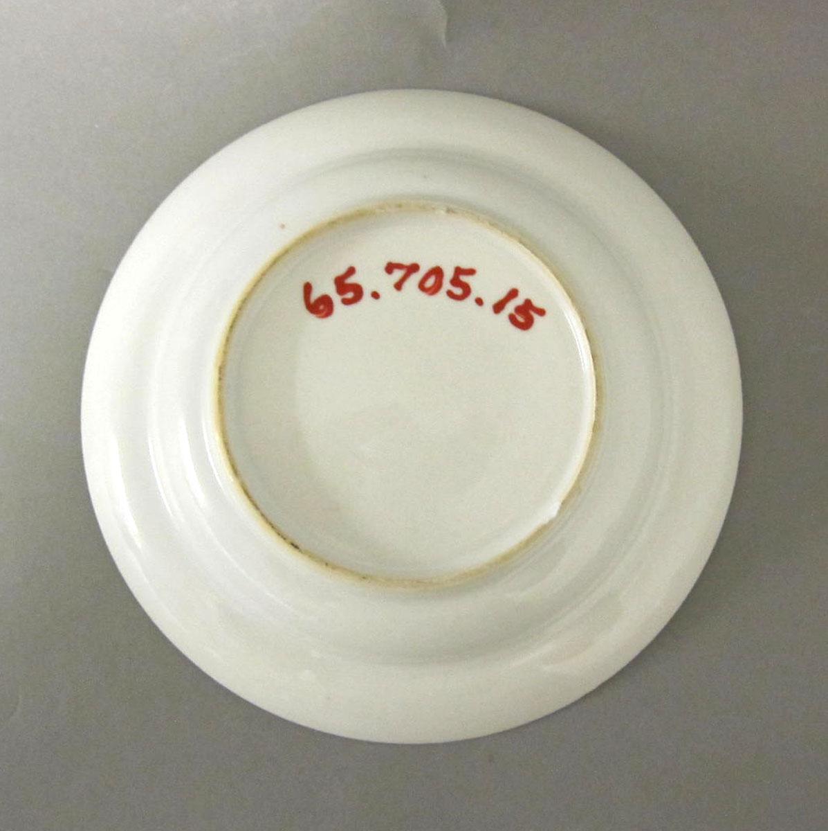 1965.0705.015 Porcelain saucer underside
