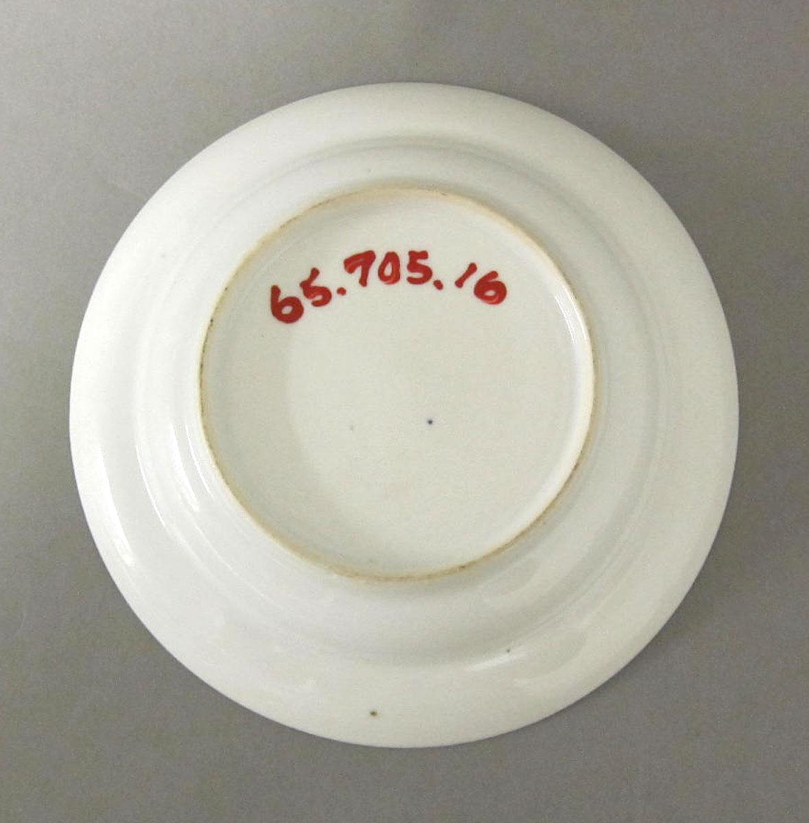 1965.0705.016 Porcelain saucer underside