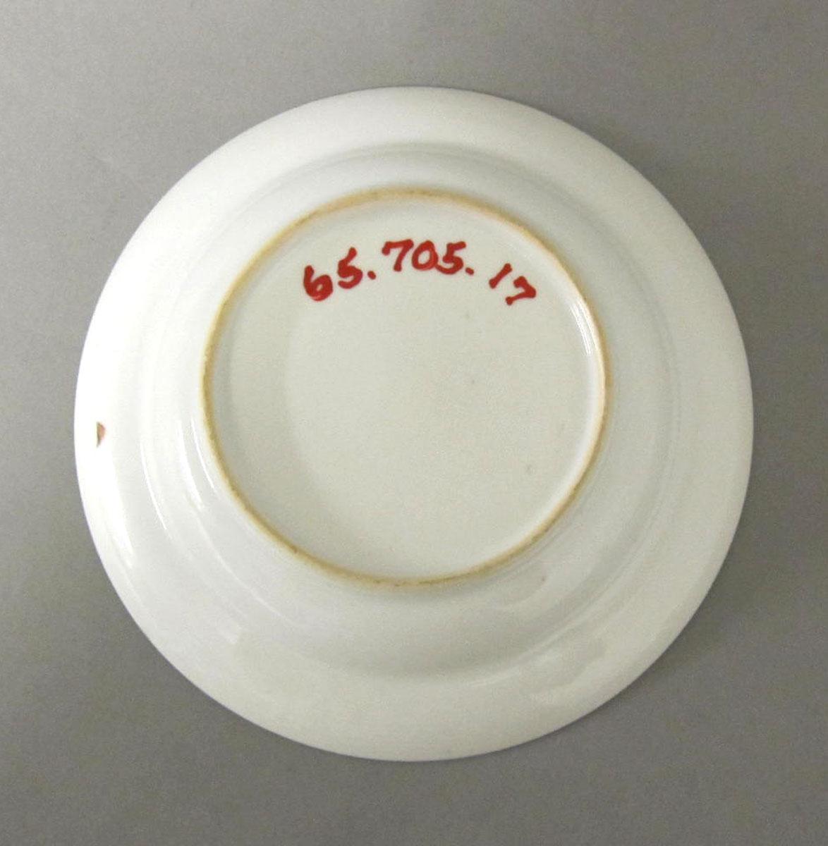 1965.0705.017 Porcelain saucer underside
