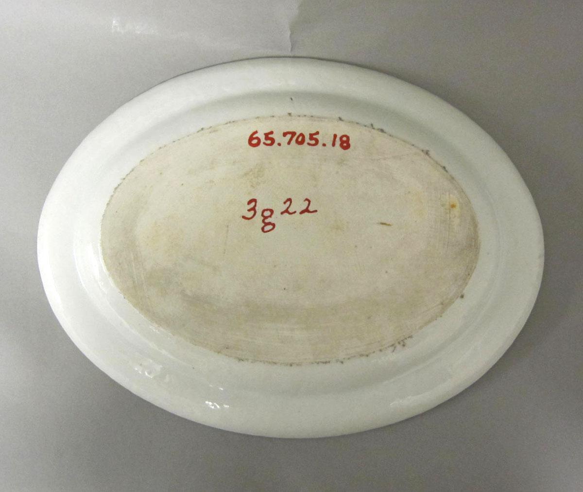 1965.0705.018 Porcelain platter underside