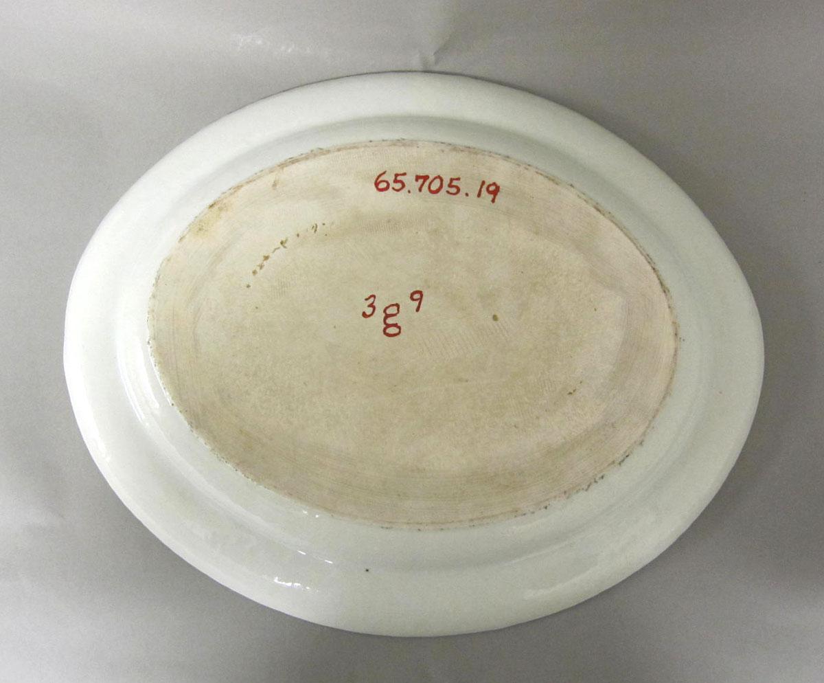 1965.0705.019 Porcelain platter underside