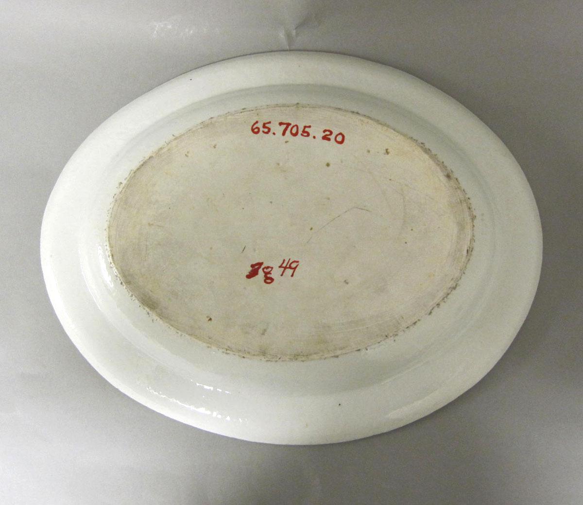 1965.0705.020 Porcelain platter underside
