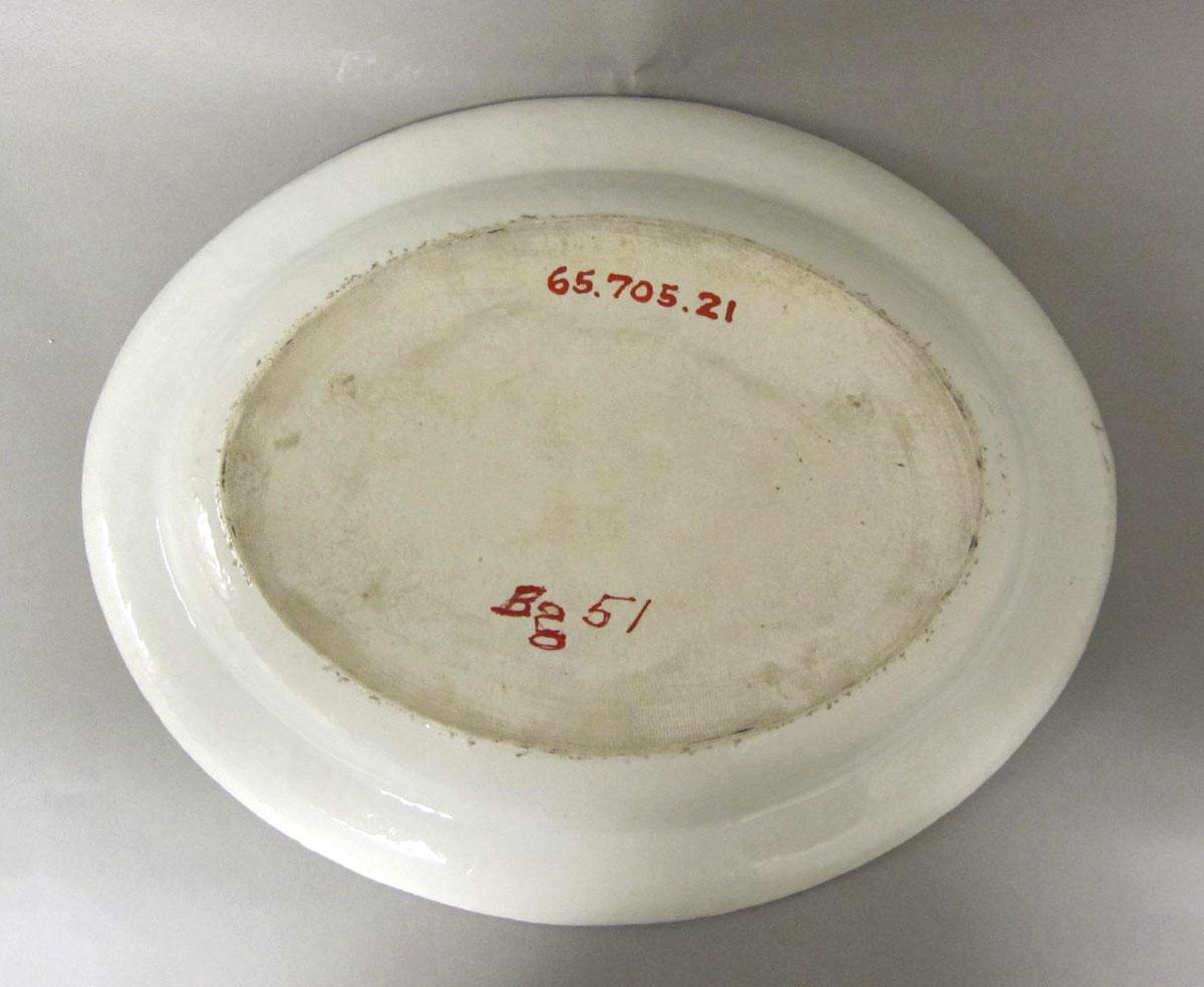 1965.0705.021 Porcelain platter underside