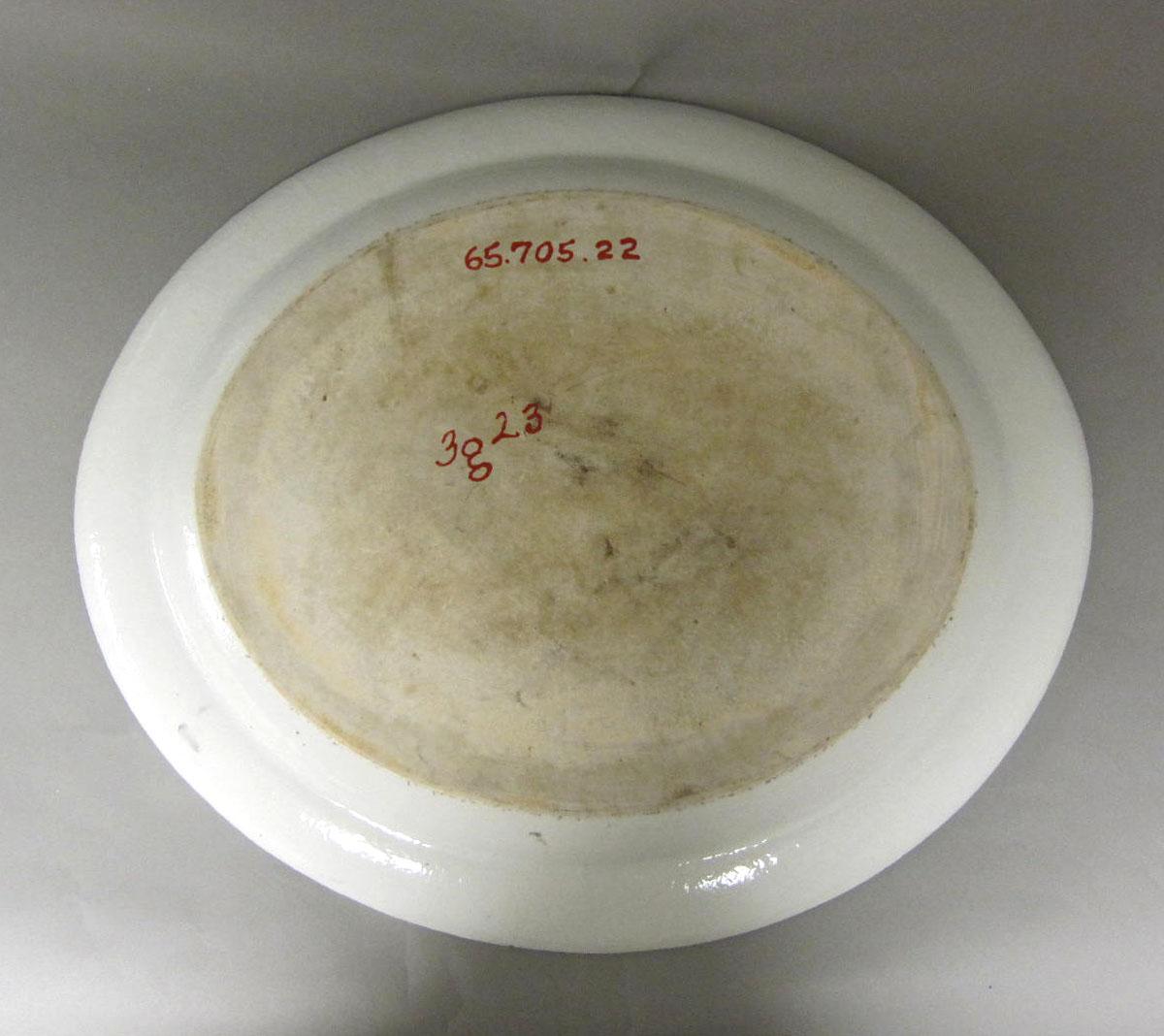 1965.0705.022 Porcelain platter underside