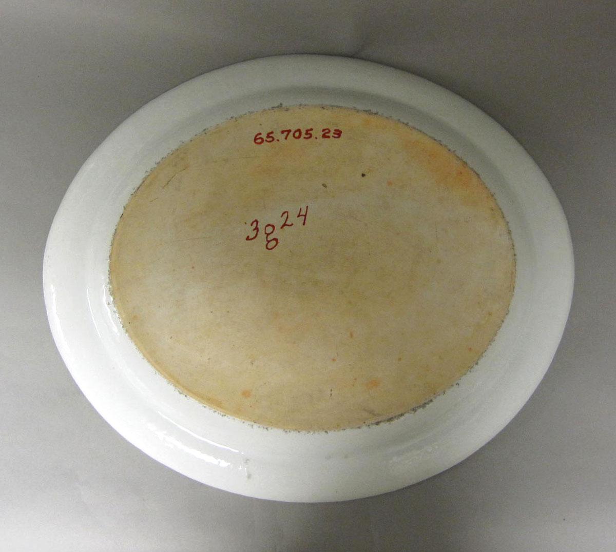 1965.0705.023 Porcelain platter underside