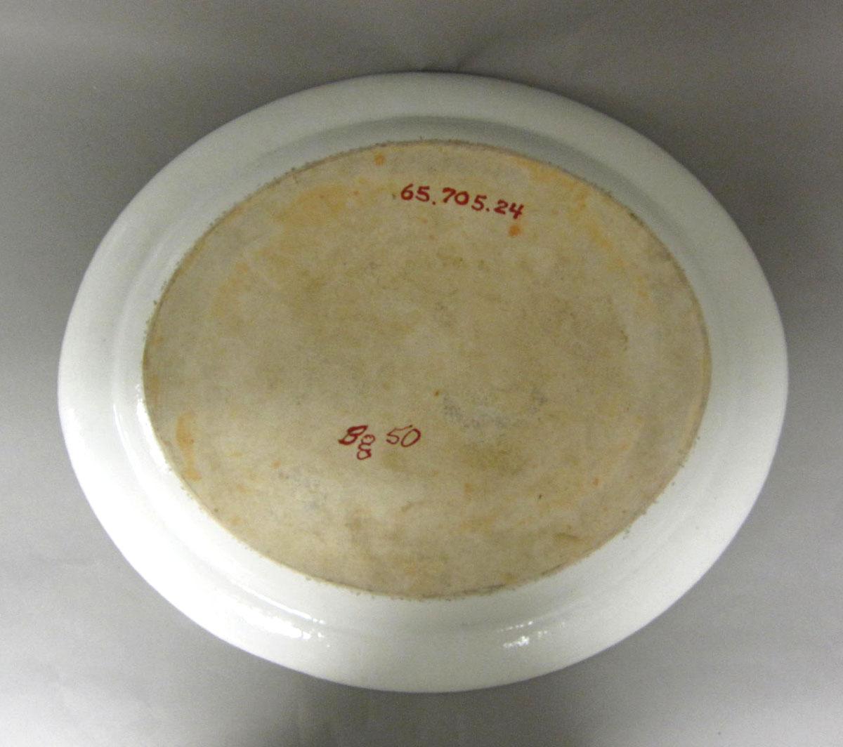 1965.0705.024 Porcelain platter underside