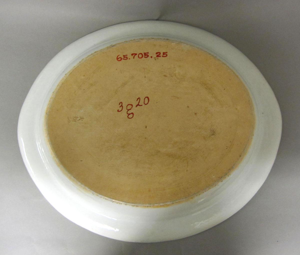 1965.0705.025 Porcelain platter underside