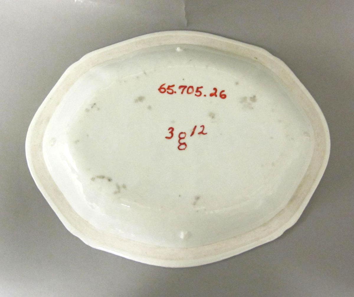 1965.0705.026 Porcelain vegetable dish underside