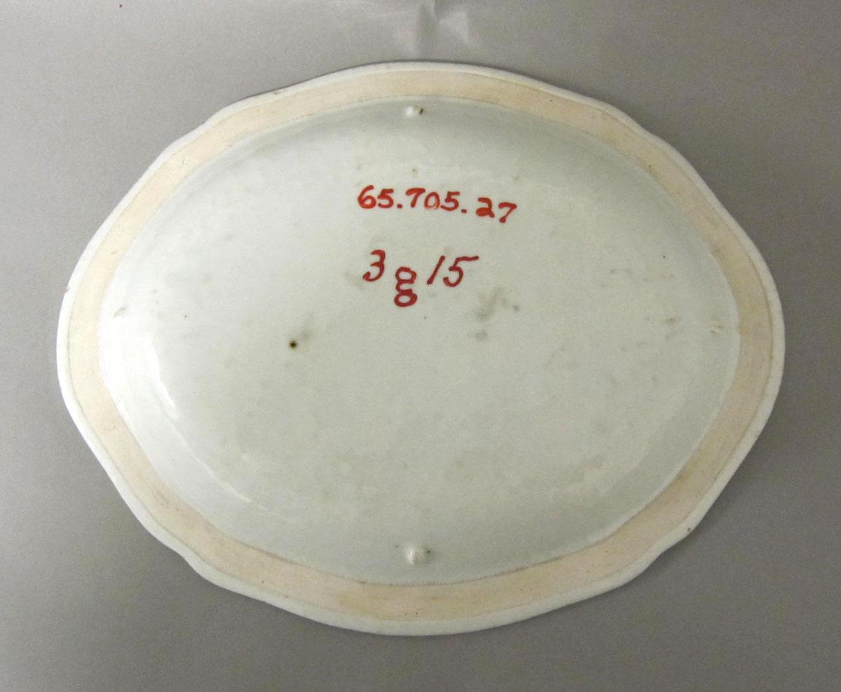 1965.0704.027 Porcelain vegetable dish underside