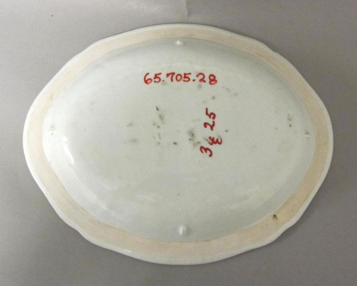 1965.0705.028 Porcelain vegetable dish underside