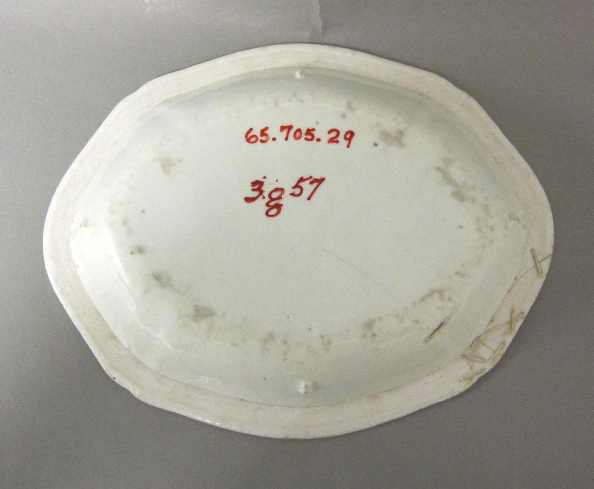 1965.0705.029 Porcelain vegetable dish underside