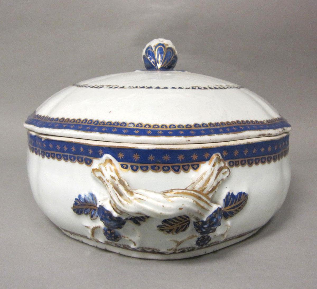 1965.0706.003 A,B Porcelain dish handle