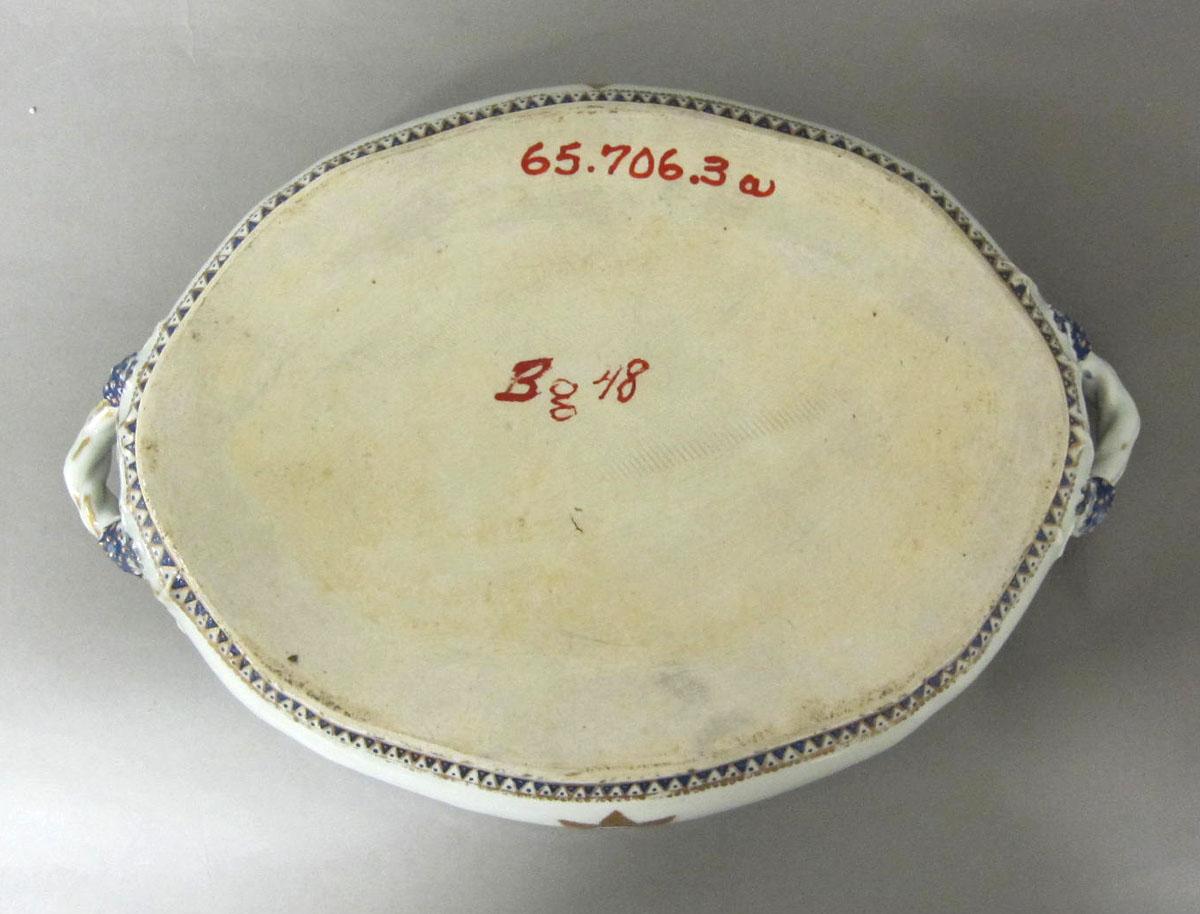 1965.0706.003 A Porcelain dish underside