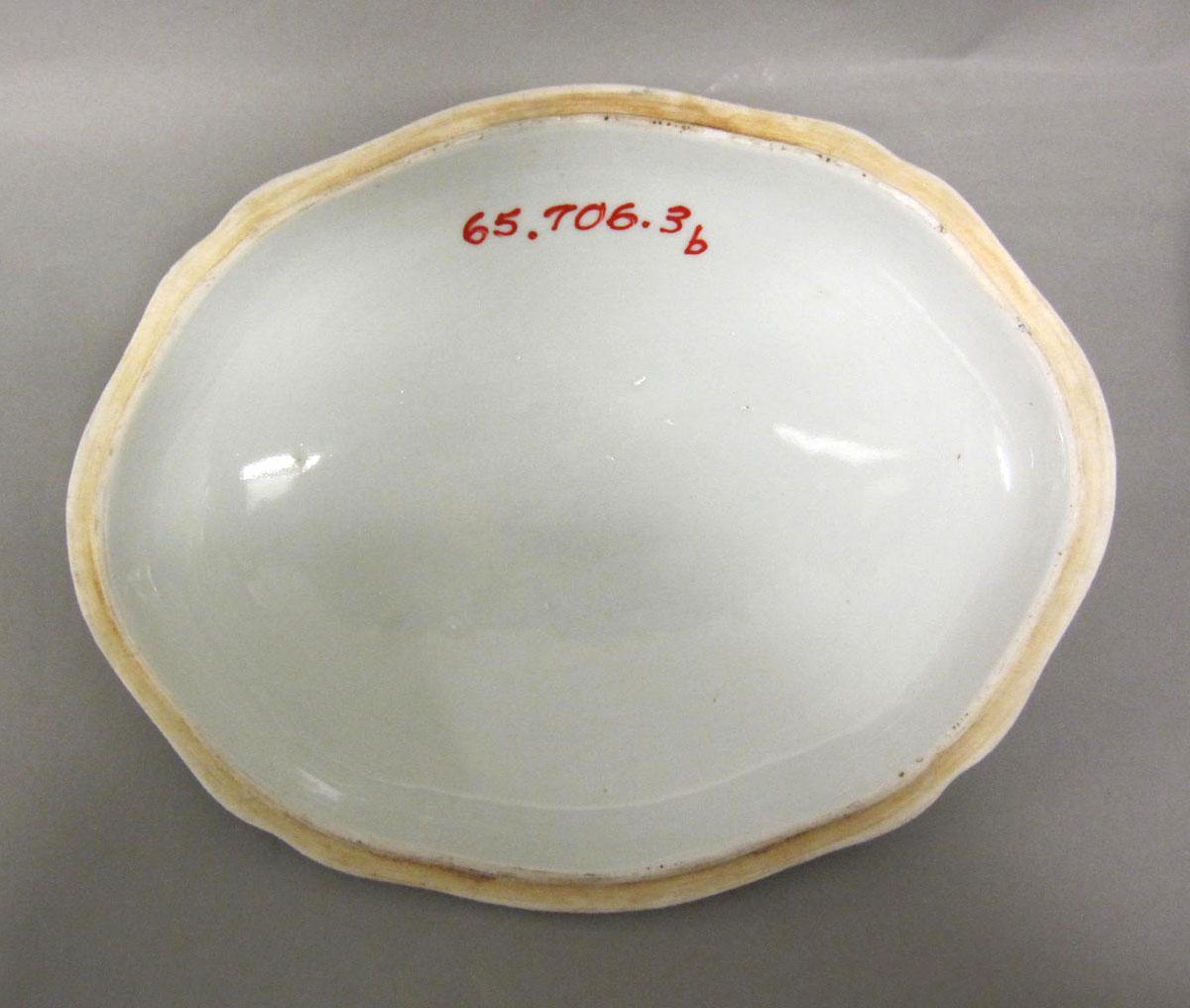 1965.0706.003 B Porcelain dish underside