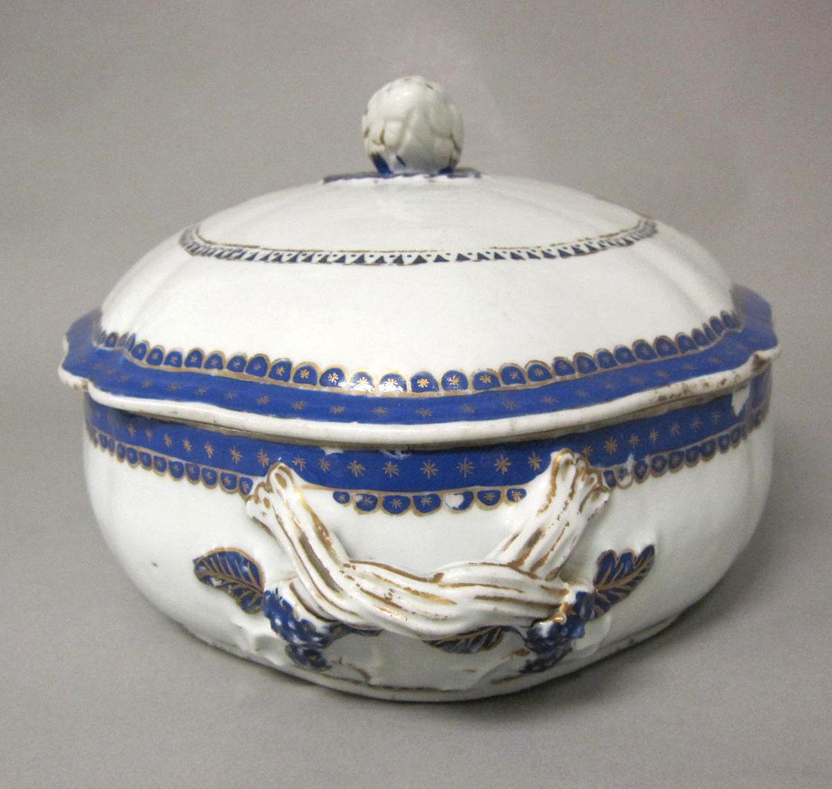 1965.0706.004 A,B Porcelain dish handle