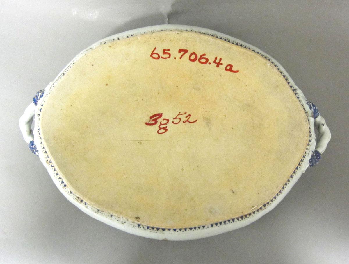 1965.0706.004 A Porcelain dish underside