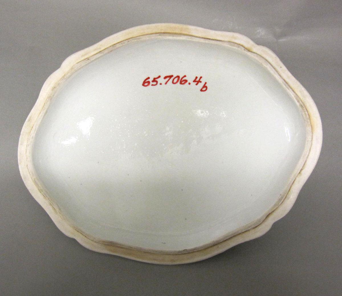 1965.0706.004 B Porcelain dish underside
