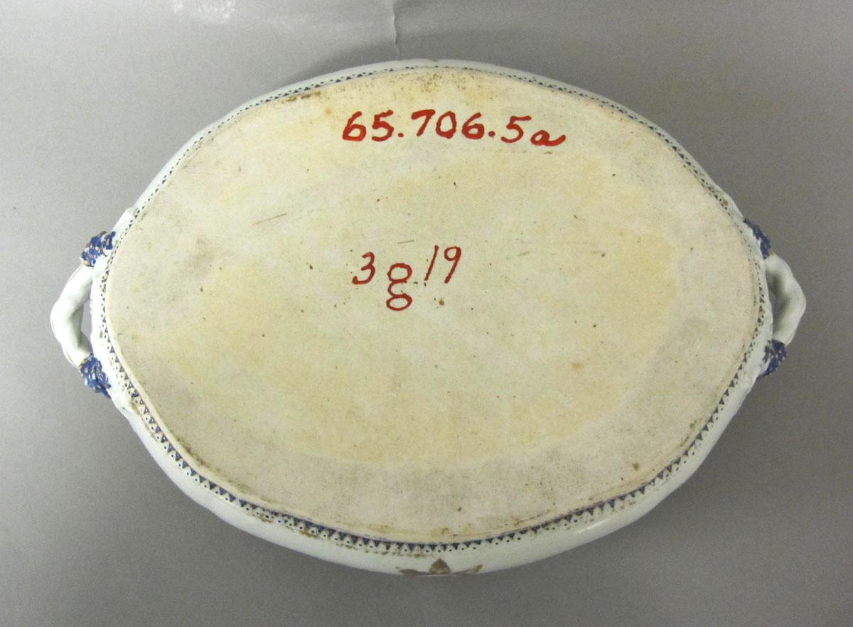 1965.0706.005 A Porcelain dish underside