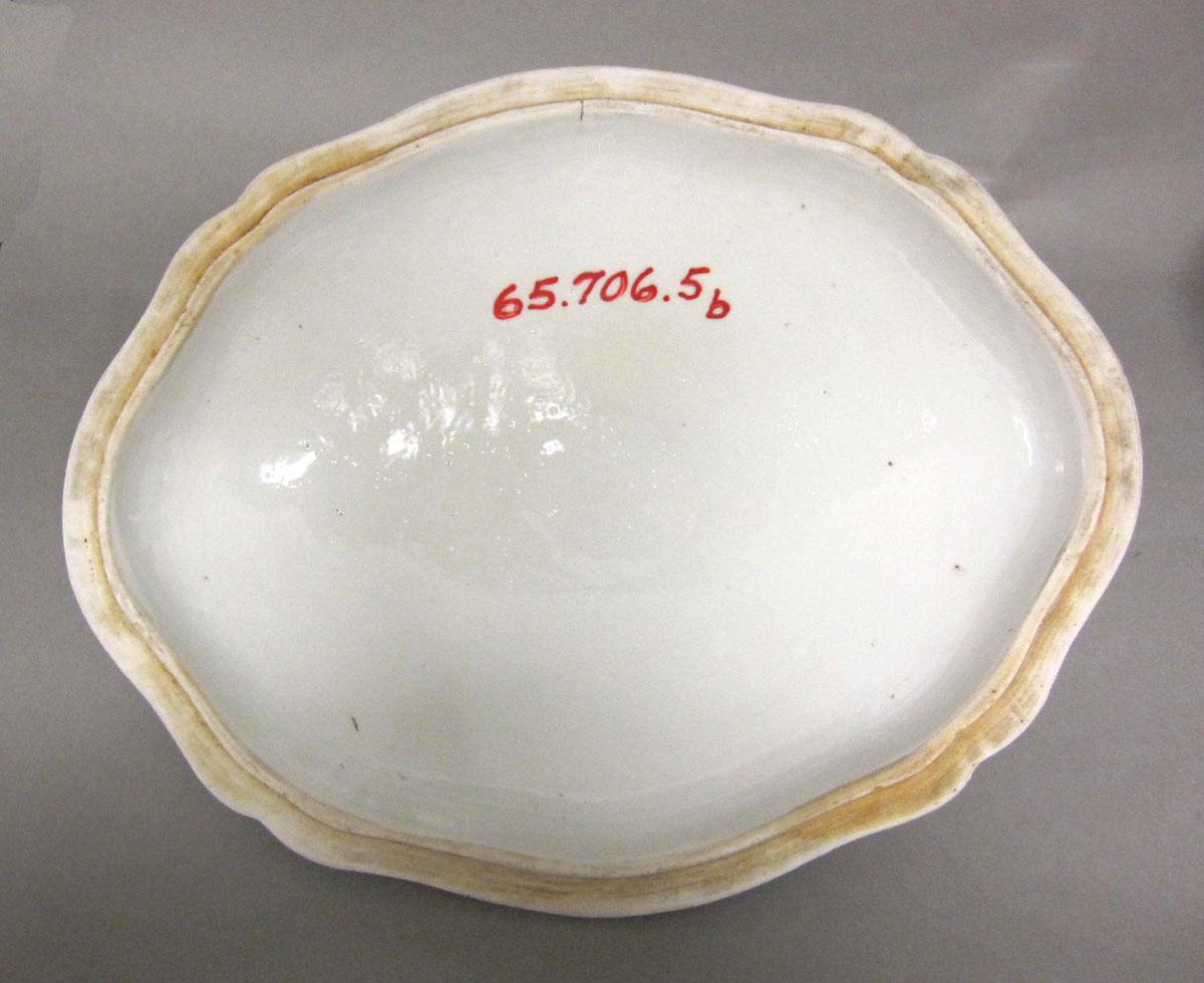 1965.0706.005 B Porcelain dish underside