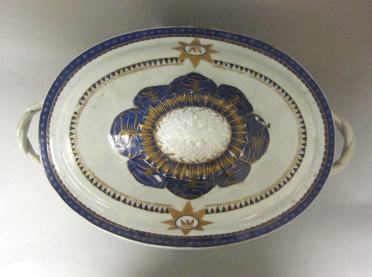 1965.0706.006 A,B Porcelain tureen top