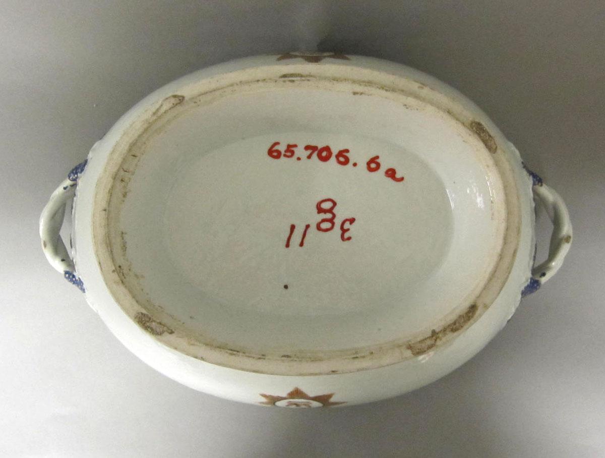 1965.0706.006 A Porcelain tureen underside