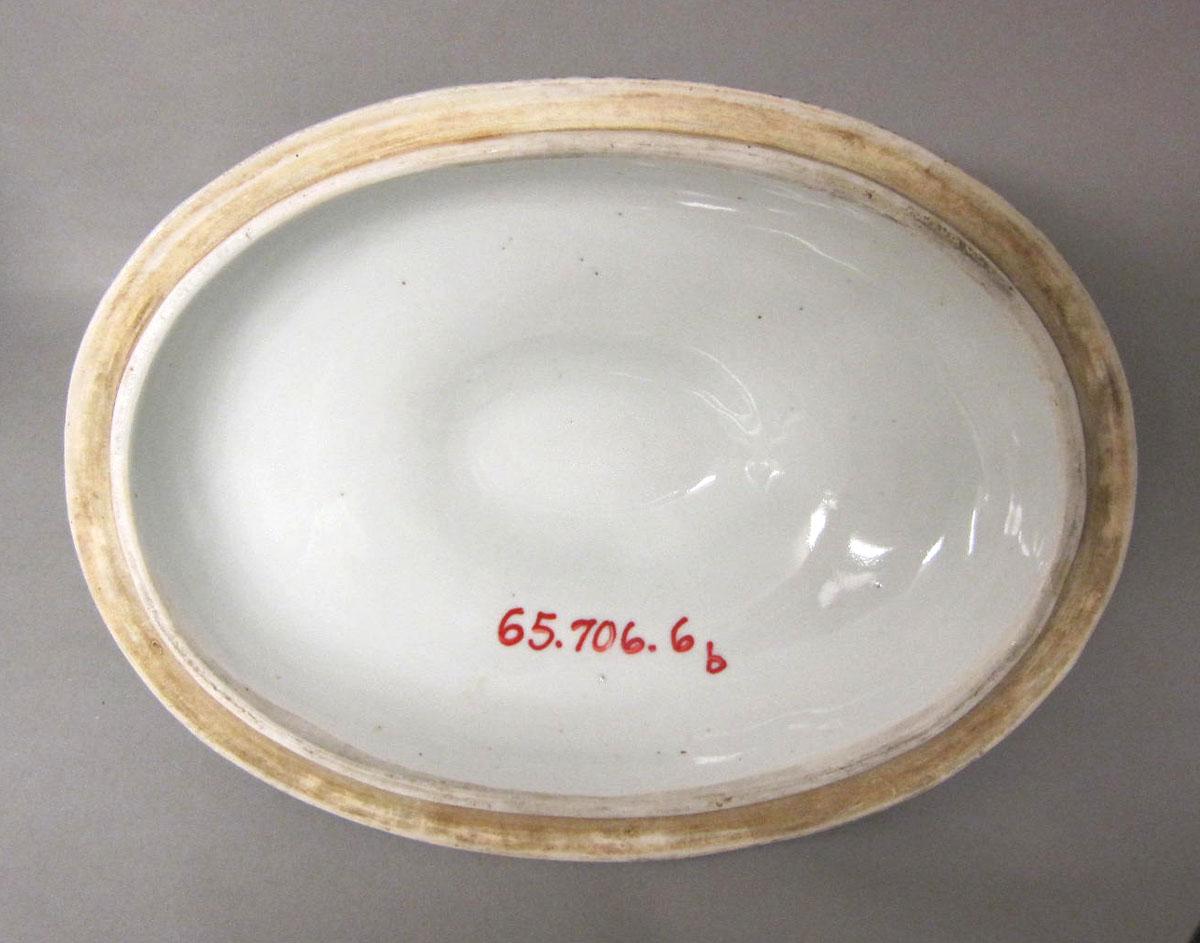 1965.0706.006 B Porcelain tureen underside