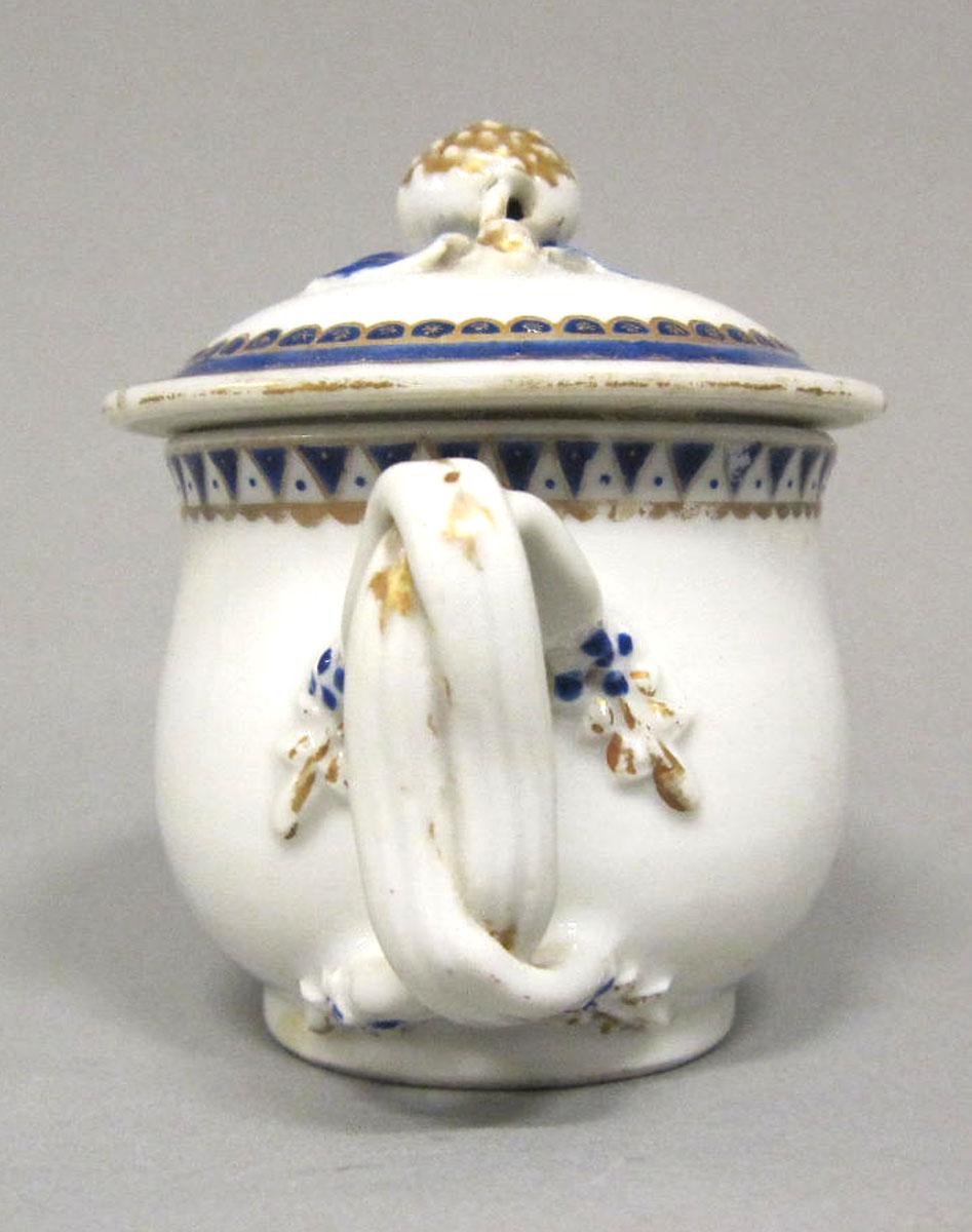 1965.0707.001 A,B Porcelain pot de creme handle