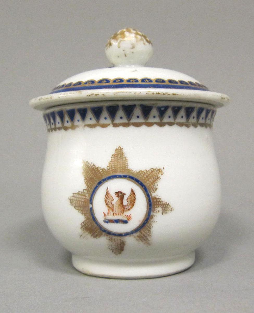 1965.0707.001 A,B Porcelain pot de creme medallion