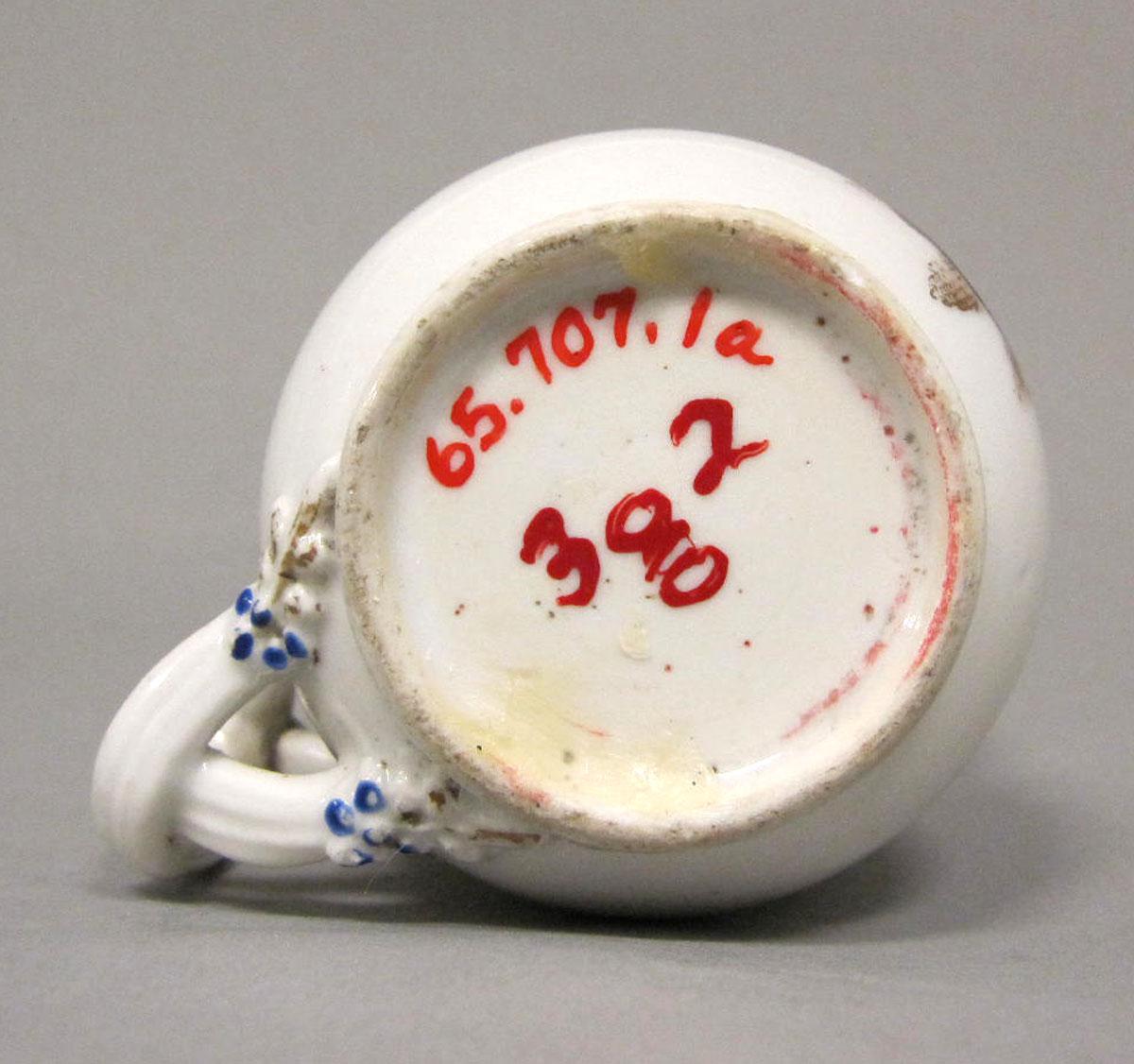 1965.0707.001 A Porcelain pot de creme underside