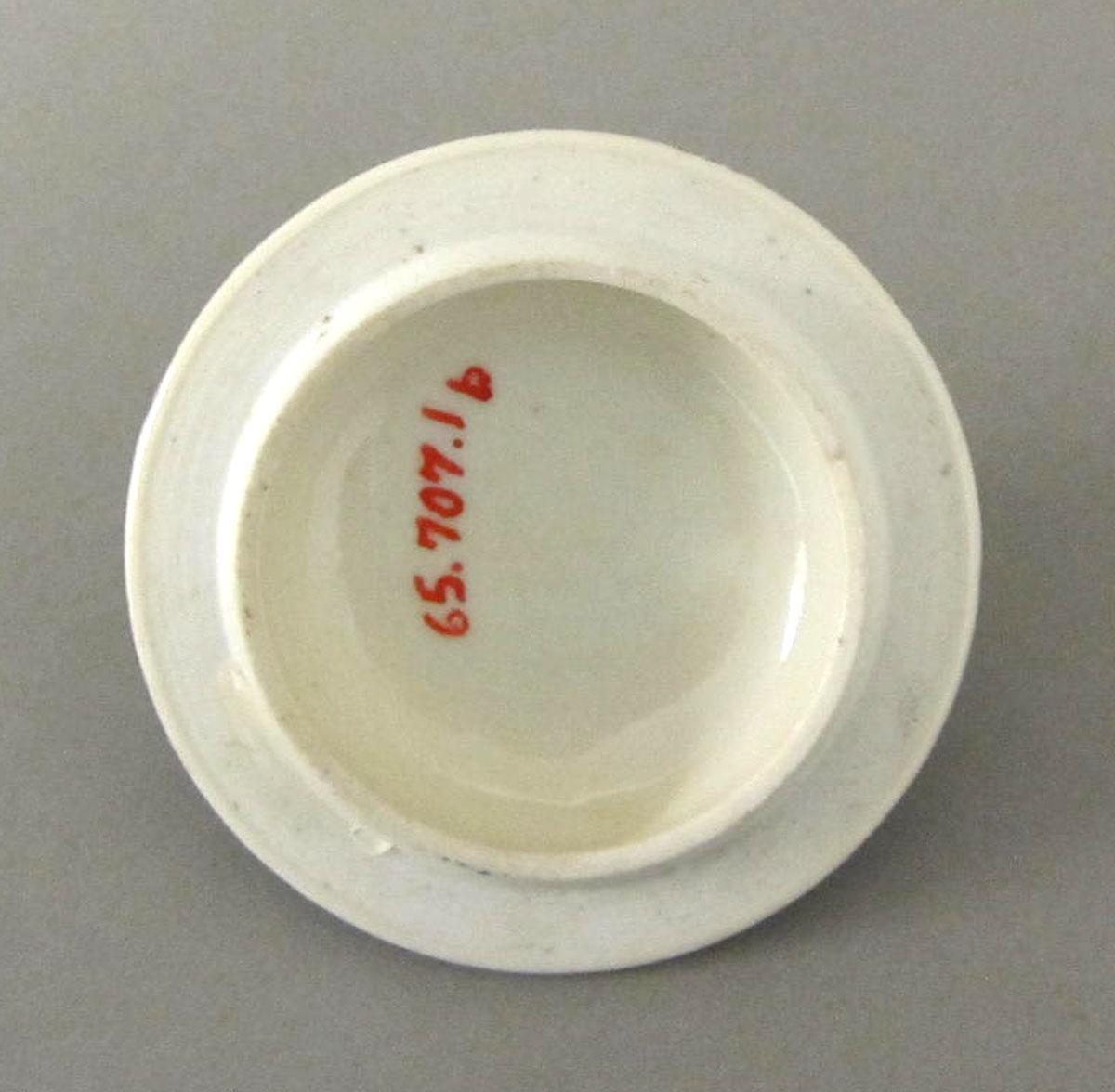 1965.0707.001 B Porcelain pot de creme underside