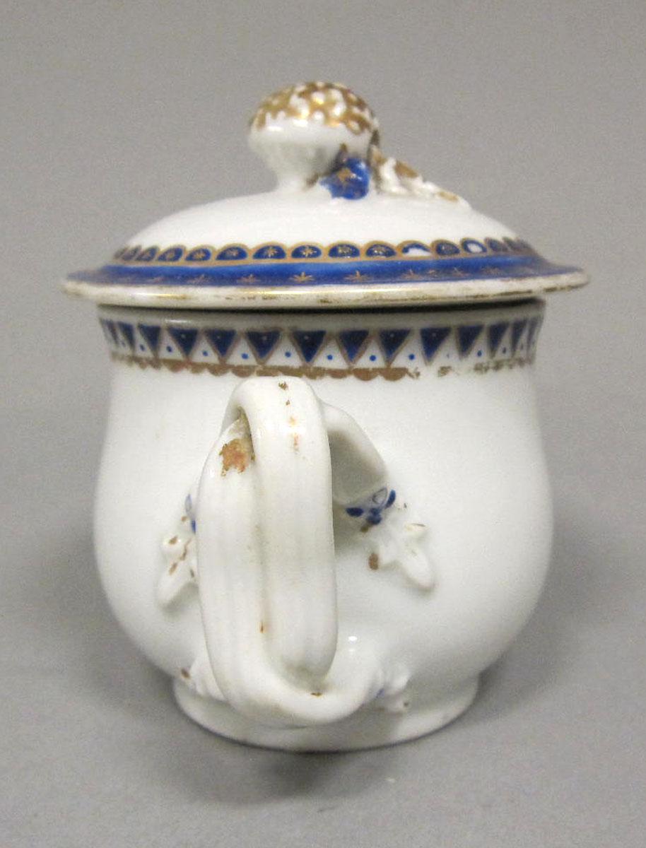 1965.0707.002 A,B Porcelain pot de creme handle