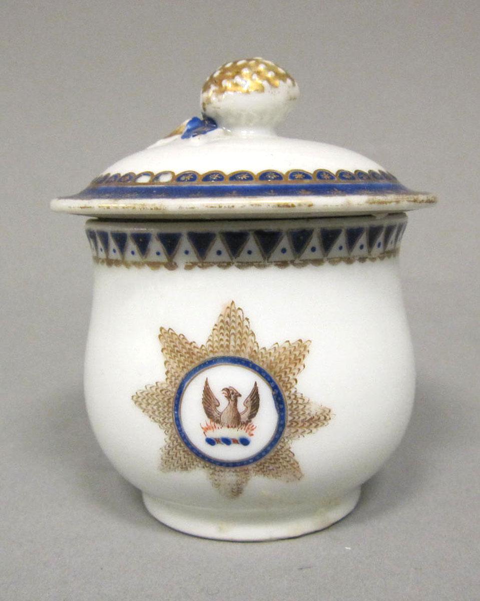 1965.0707.002 A,B Porcelain pot de creme medallion
